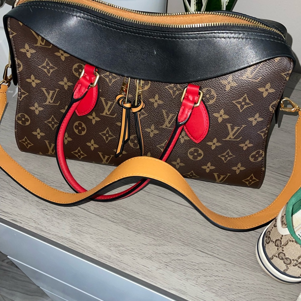 Multi-color Louis Vuitton shoulder bag , with a strap
